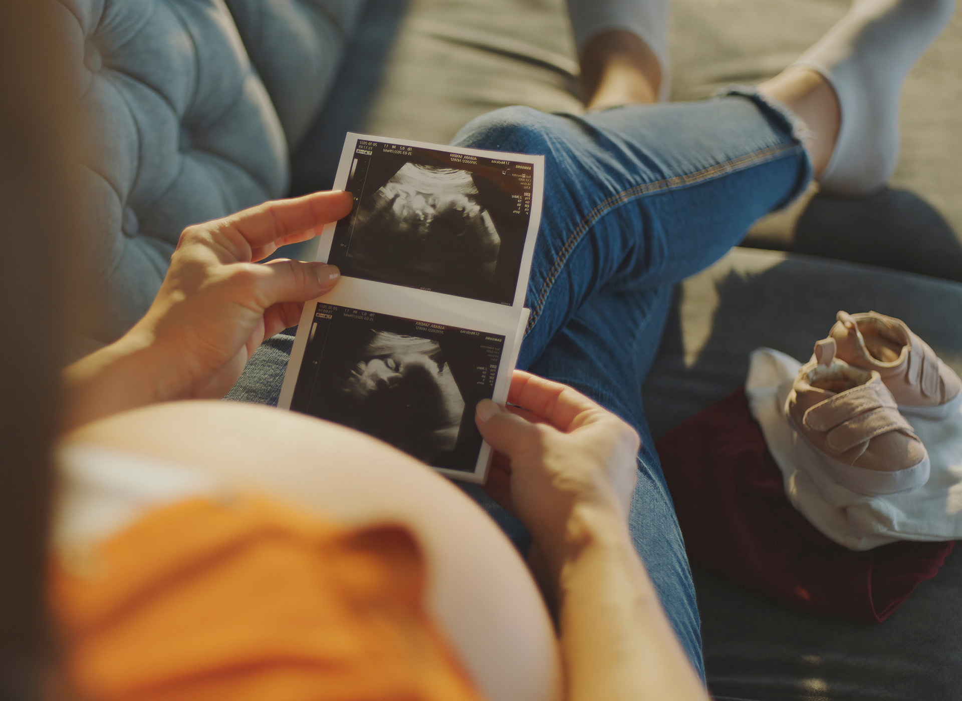 pregnant woman looks at sonogram